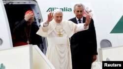 El papa Benedicto XVI saluda a su llegada al aeropuerto de Beirut, en Líbano, este viernes 14 de septiembre de 2012.
