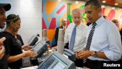 Presiden Obama membuka dompetnya untuk membeli makan siang didampingi Wapres Joe Biden di sebuah restoran sandwich yang memberikan diskon bagi pegawai federal yang dirumahkan karena dampak penghentian operasi pemerintah. 