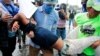 Manifestantes ayudan a un herido durante protestas contra el presidente de Nicaragua Daniel Ortega en Managua, 21 de septiembre de 2019. Reuters/Oswaldo Rivas.