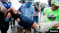 Manifestantes ayudan a un herido durante protestas contra el presidente de Nicaragua Daniel Ortega en Managua, 21 de septiembre de 2019. Reuters/Oswaldo Rivas.