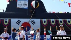 박근혜 한국 대통령(왼쪽 두번째)이 13일 경남 거제시 옥포조선소에서 열린 잠수함 김좌진함 진수식에서 유공자들에게 포상하고 있다.