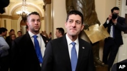 Chủ tịch Hạ viện Paul Ryan (giữa) rời Nghị trường Hạ viện sau khi biểu quyết về dự luật thuế của phe Cộng hòa, ngày 19 tháng 12, 2017, ở Điện Capitol, Washington.