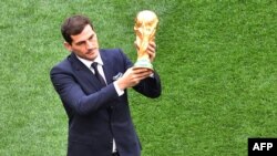 Penjaga gawang tim nasional Spanyol Iker Casillas memegang trofi piala dunia dalam upacara pembukaan Piala Dunia 2018 sebelum pertandingan pembuka antara Rusia melawan Arab Saudi di stadion Luzhniki di Moskow, pada 14 Juni 2018. (Foto: AFP/Mladen Antonov)
