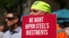 Para pekerja U.S. Steel menggelar demo di luar Menara United Steel di pusat Kota Pittsburgh, mendukung rencana penggabungan perusahaan tersebut dengan Nippon Steel, pada 4 September 2024. (Foto: AP/Gene J. Puskar)