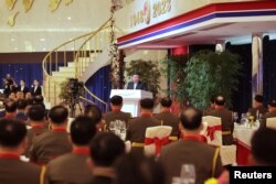 Pemimpin Korea Utara Kim Jong Un, berbicara pada sebuah perjamuan untuk merayakan peringatan 75 tahun Tentara Rakyat Korea di Pyongyang, Korea Utara, 7 Februari 2023. (Foto: KCNA via REUTERS)