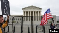 Manifestantes a favor e contra o direito o aborto junto ao Supremo Tribunal de Justiça, em Washington, Estados Unidos