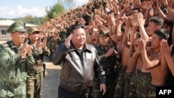 មេដឹកនាំ​កូរ៉េ​ខាងជើង​លោក Kim Jong Un មក​ត្រួត​ពិនិត្យ​បន្ទាយ​ហាត់​ទ័ព​កាលពីថ្ងៃទី២ តុលា ឆ្នាំ២០២៤។