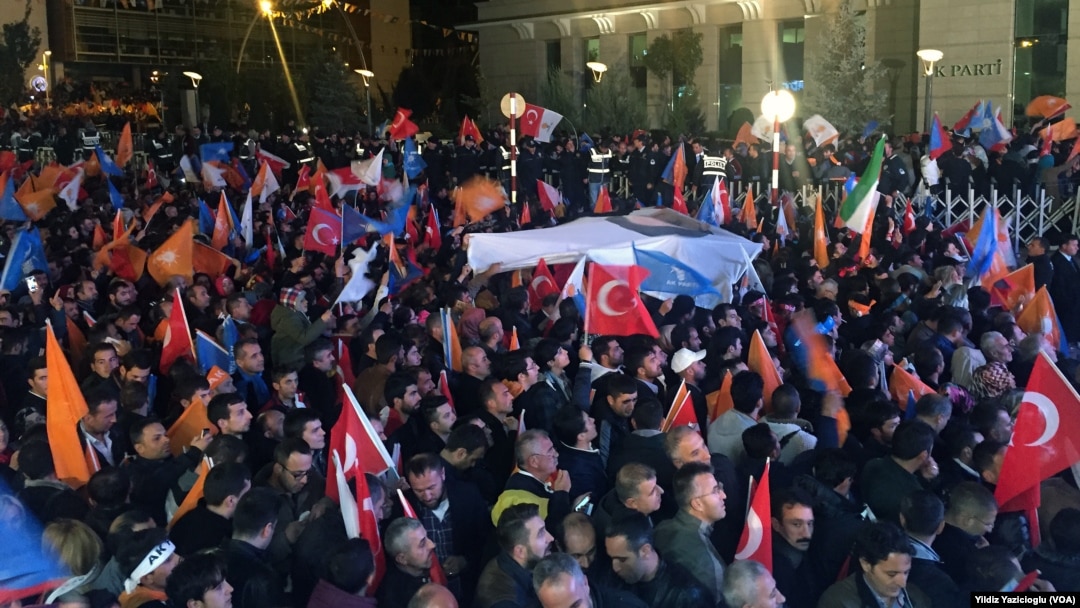Seçim zaferini Ankara'da AKP Genel Merkezi önünde bekleyen seçmenler