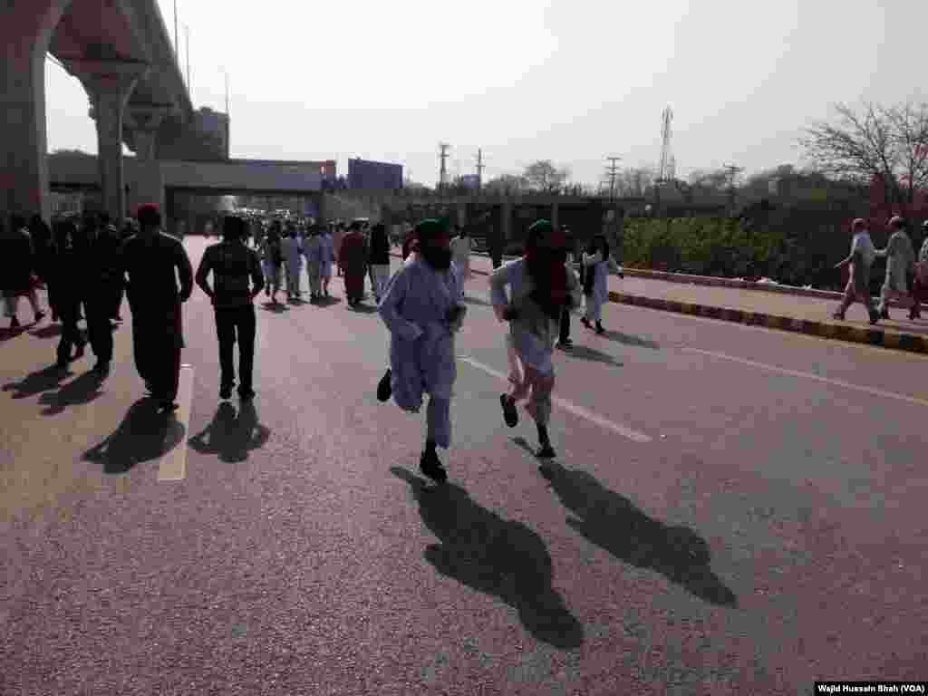 پیر کو راولپنڈی کے علاوہ لاہور اور کراچی میں بھی ممتاز قادری کو پھانسی دینے کے خلاف محدود پیمانے پر احتجاجی مظاہرے ہوئے۔