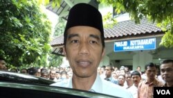 Presiden Joko Widodo berbicara mengenai penangkapan penyidik KPK di Solo (1/5). (VOA/Yudha Satriawan)