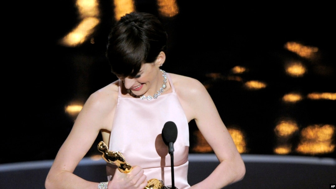 Anne Hathaway menerima penghargaan Oscar Aktris Pendukung Terbaik untuk perannya sebagai Fantine dalam film "Les Miserables" (24/2).