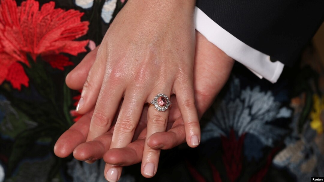 Putri Eugenie dari Inggris mengenakan cincin dengan batu safir padparadscha dihiasi berlian saat mengumumkan pertunangan dengan Jack Brooksbank di Istana Buckingham, London, 22 Januari 2018.