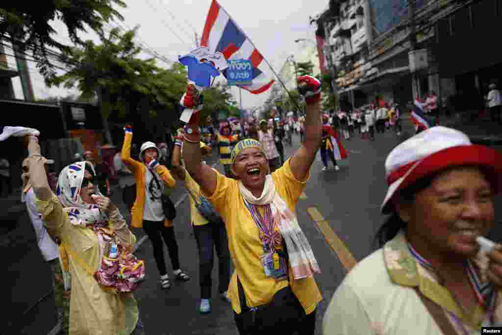 Tailandda namoyishchilar&nbsp; Bosh vazir Yinglak Shinavatraning aybdor deb topilishi haqidagi sud hukmini olqishlar bilan kutib oldi, Bangkok, 7-may, 2014-yil.