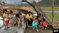 မုန်တိုင်း ရိုင်ကြောင့် နေအိမ်ပျက်စီးသွားတဲ့ မိသားစု (၁၂-၂၄-၂၀၂၁)