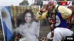 Pandan Madam Kirchner t ap pare pou li antre lopital, patizan l yo òganize madi swa yon veye devan lopital la. (AP Photo/Karel Navarro)