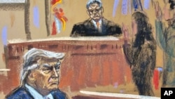 ARCHIVO - Donald Trump se sienta mientras los jurados finales toman juramento durante su juicio penal por cargos de falsificación de registros comerciales en el tribunal estatal de Manhattan en Nueva York, el 19 de abril de 2024, en este boceto de la sala del tribunal.