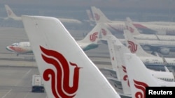 资料照片：北京首都国际机场停机坪上的中国国际航空公司的客机。