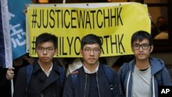 Aktivis pro-demokrasi Hong Kong, dari kiri: Joshua Wong, Nathan Law dan Alex Chow, berjalan keluar dari pengadilan di Hong Kong, 16 Januari 2018.