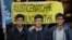 （左起）香港活动人士黄之锋、罗冠聪和周永康走出香港终审法院(2018年1月16日)。他们正在做最后一次努力，争取推翻法庭的判刑。