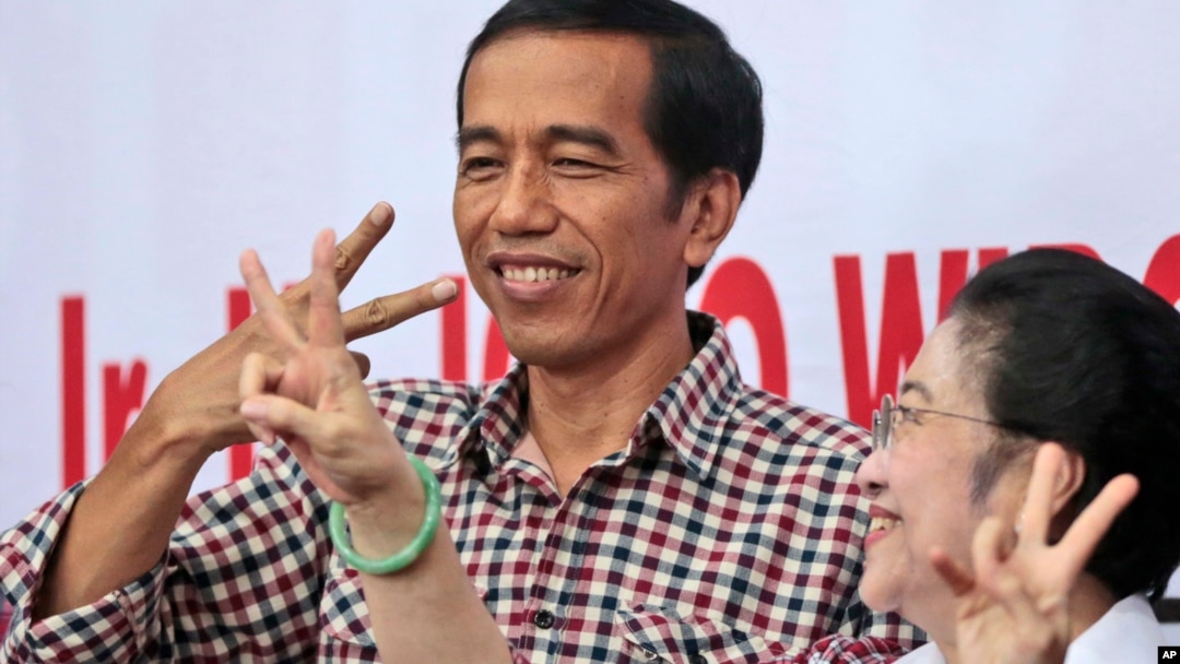 Calon presiden Joko Widodo dan mantan presiden sekaligus ketua Partai Demokrasi Indonesia Perjuangan Megawati Sukarnoputri. (AP/Dita Alangkara)