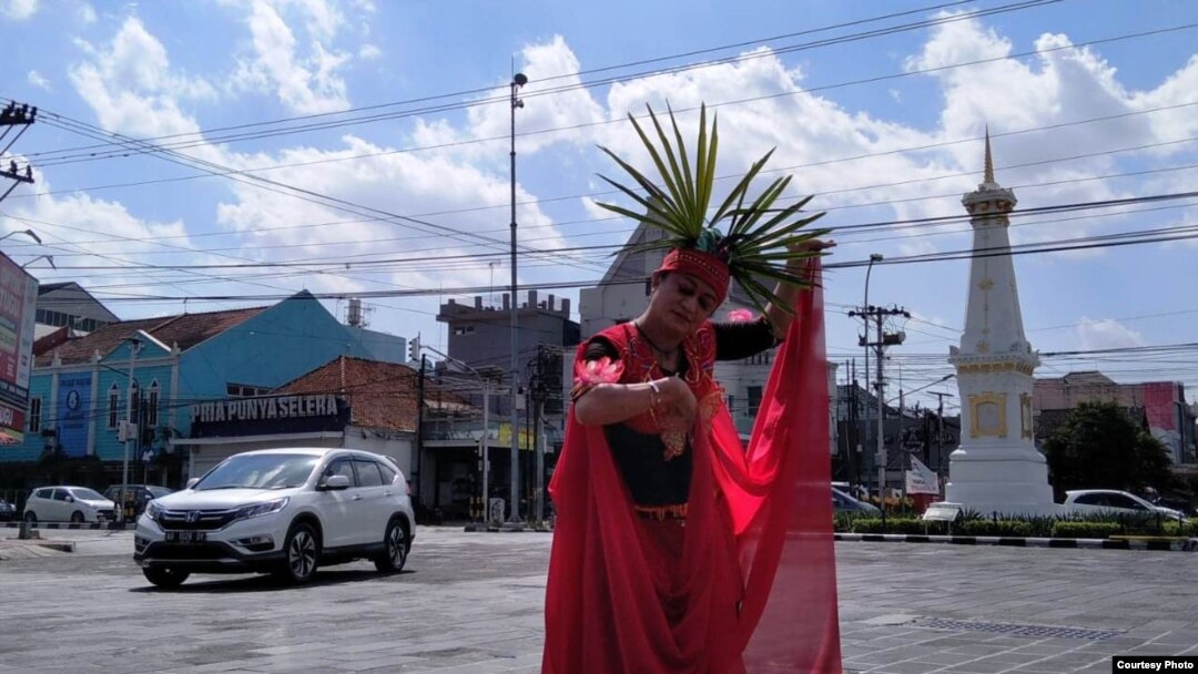 Seorang waria menari di kawasan Tugu, Yogyakarta dalam rangkaian Gelar Budaya menghapus stigma bagi waria. (Foto: PKBI DIY)