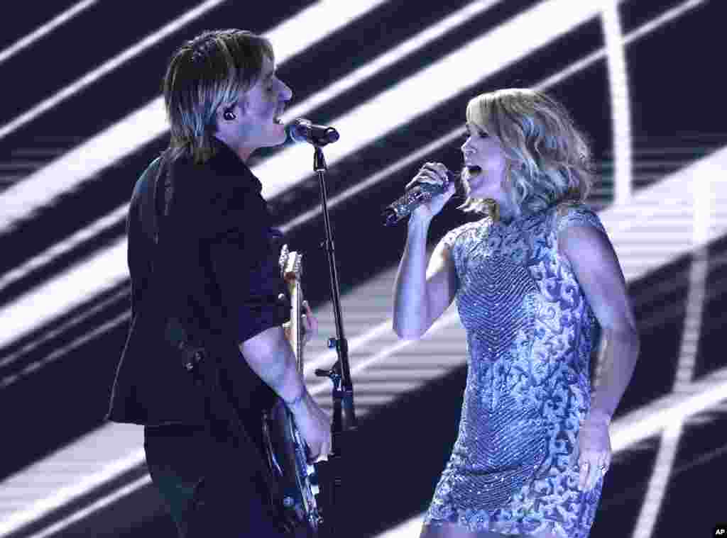 Keith Urban dan Carrie Underwood membawakan lagu &quot;The Fighter&quot; pada Grammy Awards ke-59 di Los Angeles. (Matt Sayles/Invision/AP)