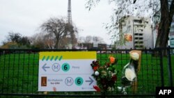 Flores colocadas donde un turista murió apuñalado cerca de la torre Eiffel de París el 3 de diciembre de 2023.