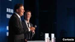 Ell presidente Juan Carlos Varela junto a Mark Zuckerberg en el anuncio de la iniciativa de internet para todos los panameños.