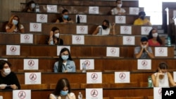 အီတလီနိုင်ငံ ရောမမြို့ရှိ ဆေးတက္ကသိုလ်တခုမှာ စာသင်ယူနေကြတဲ့ ကျောင်းသားများ။ (စက်တင်ဘာ ၀၃၊ ၂၀၂၀)