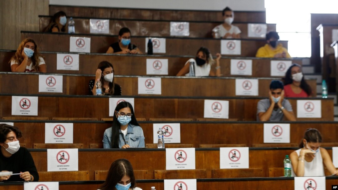 Siswa duduk di kejauhan sebagai tindakan pencegahan terhadap Covid-19, sebagai ilustrasi, 3 September 2020. (Foto: AP)