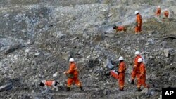 Para petugas tengah mencari para korban di antara bebatuan dan reruntuhan di pertambangan emas desa Gyama, wilayah Tibet (Foto: dok). Tiga orang dilaporkan tewas dalam kecelakaan pertambangan di China tengah, (24/2).