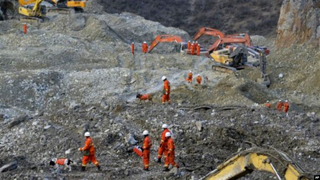 Tim pencari berusaha membongkar kira-kira dua juta meter kubik tanah longsor untuk mencari 79 buruh tambang yang masih hilang (30/3). 