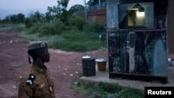 Un soldat patrouille dans un camp près de Ouagadougou, Burkina Faso, Sept. 30, 2015. 