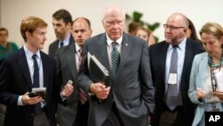 El presidente pro témpore del Senado, el demócrata Patrick Leahy, se reunió a puerta cerrada con funcionarios de inteligencia. 