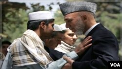 Presiden afghanistan Hamid Karzai menyalami anak-anak yang direkrut Taliban untuk melakukan serangan bunuh diri (24/8). Karzai memerintahkan ke-20 anak dikembalikan kepada orang-tuanya.