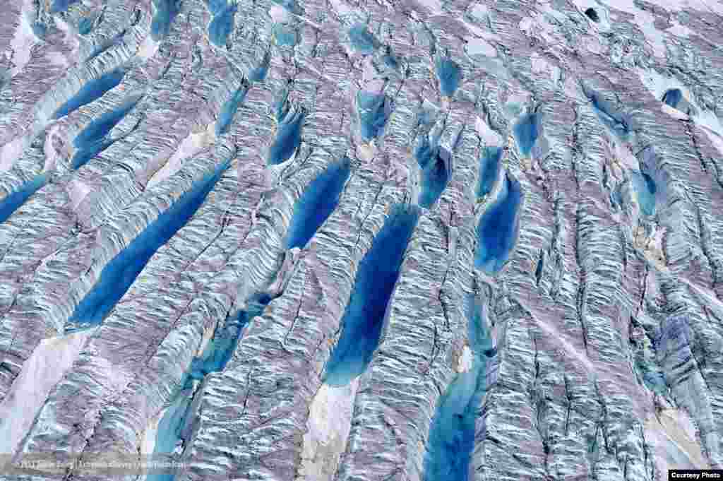 Air lelehan es di Lapisan Es Greenland dilihat dari atas. (James Balog/Extreme Ice Survey)