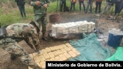 Miembros de las Fuerzas de Seguridad de Bolivia manipulan parte de las 44 toneladas de droga incautadas en el país en las dos primeras semanas de septiembre de 2020.