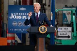 조 바이든 미국 대통령이 지난 6월 위스콘신주 라크로스에서 인프라 투자 계획에 관해 연설하고 있다.