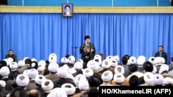 ຮູບໃບປິວທີ່ໄດ້ຖືກນຳອອກມາເຜີຍແຜ່ໂດຍເວັບໄຊທ໌ທາງການຂອງສູນເພື່ອການສະຫງວນຮັກສາ ແລະ ຜະລິດວຽກງານ ຂອງຜູ້ນຳສູງສຸດອີຣ່ານ ທ່ານ Ayatollah Ali Khamenei,ສະແດງໃຫ້ເຫັນທ່ານກຳລັງກ່າວຄຳປາໄສໃນນະຄອນຫຼວງ ເຕຫະຣ່ານ. 27 ກັນຍາ, 2015. 