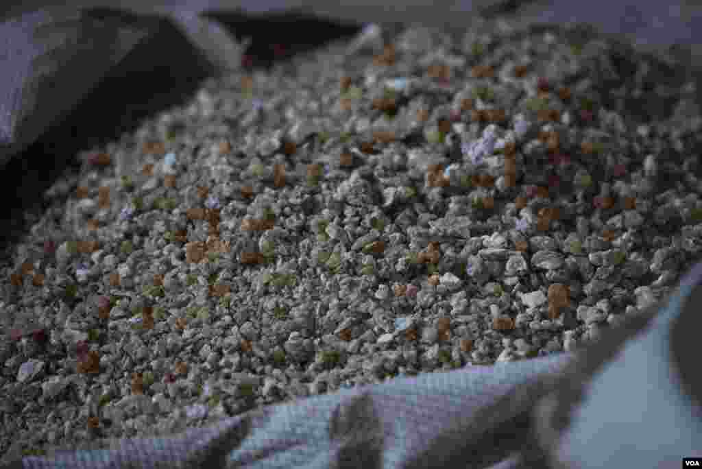 A basket of dried frankincense resin is ready for sorting in Erigavo, Somaliland, Aug. 3, 2016. (J.Patinkin/VOA)