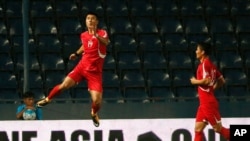 북한 축구선수 박광룡(왼쪽)이 2017년 태국 부리람의 창 아레나(Thunder Castle Stadium)에서 열린 2018년 아시아 월드컵 예선 경기에서 득점을 냈다.