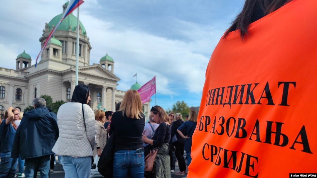Protest prosvetnih radnika četiri reprezentativna sindikata obrazovanja u Beogradu (Glas Amerike / Stefan Miljuš)