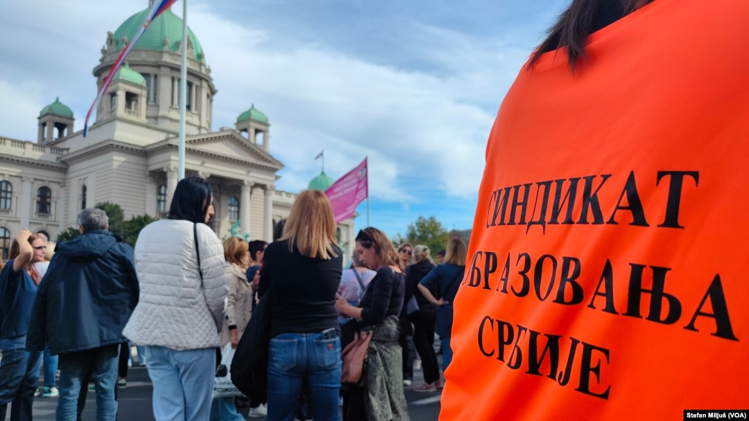 Protest prosvetnih radnika četiri reprezentativna sindikata obrazovanja u Beogradu 2. oktobra 2024. (Glas Amerike / Stefan Miljuš)
