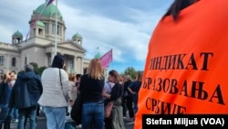 Protest prosvetnih radnika četiri reprezentativna sindikata obrazovanja u Beogradu 2. oktobra 2024. (Glas Amerike / Stefan Miljuš)