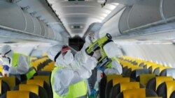 Дезінфекція літака в римському аеропорту в Італії, де уряд дозволив пасажирські перевезення після кількамісячного карантину у зв’язку з COVID-19