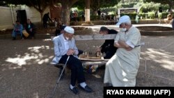 Des Algériens retraités jouent aux échecs au parc "Taleb Abderhaman" dans le quartier populaire de Bab El-Oued à Alger, la capitale, le 22 octobre 2020.