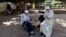 Des Algériens retraités jouent aux échecs au parc "Taleb Abderhaman" dans le quartier populaire de Bab El-Oued à Alger, la capitale, le 22 octobre 2020.