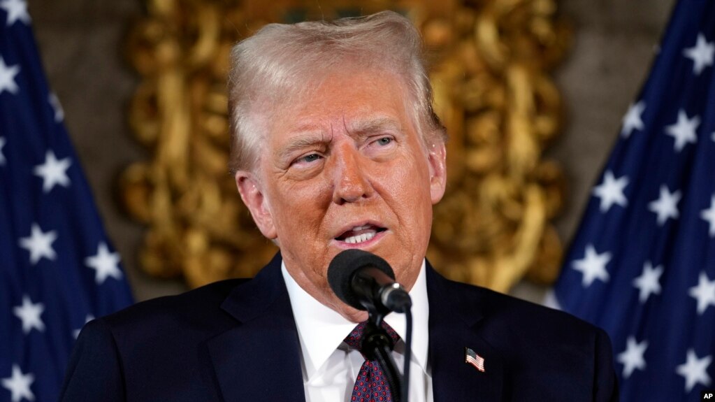 Избранный президент Дональд Трамп выступает на пресс-конференции в Мар-а-Лаго, 7 января 2025 года, в Палм-Бич, Флорида (AP Photo/Evan Vucci)