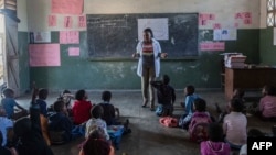 Des élèves mozambicains suivent à l'école primaire de Mitilene où des classes bilingues sont enseignées, à Manhica, au Mozambique, le 20 juin 2018.