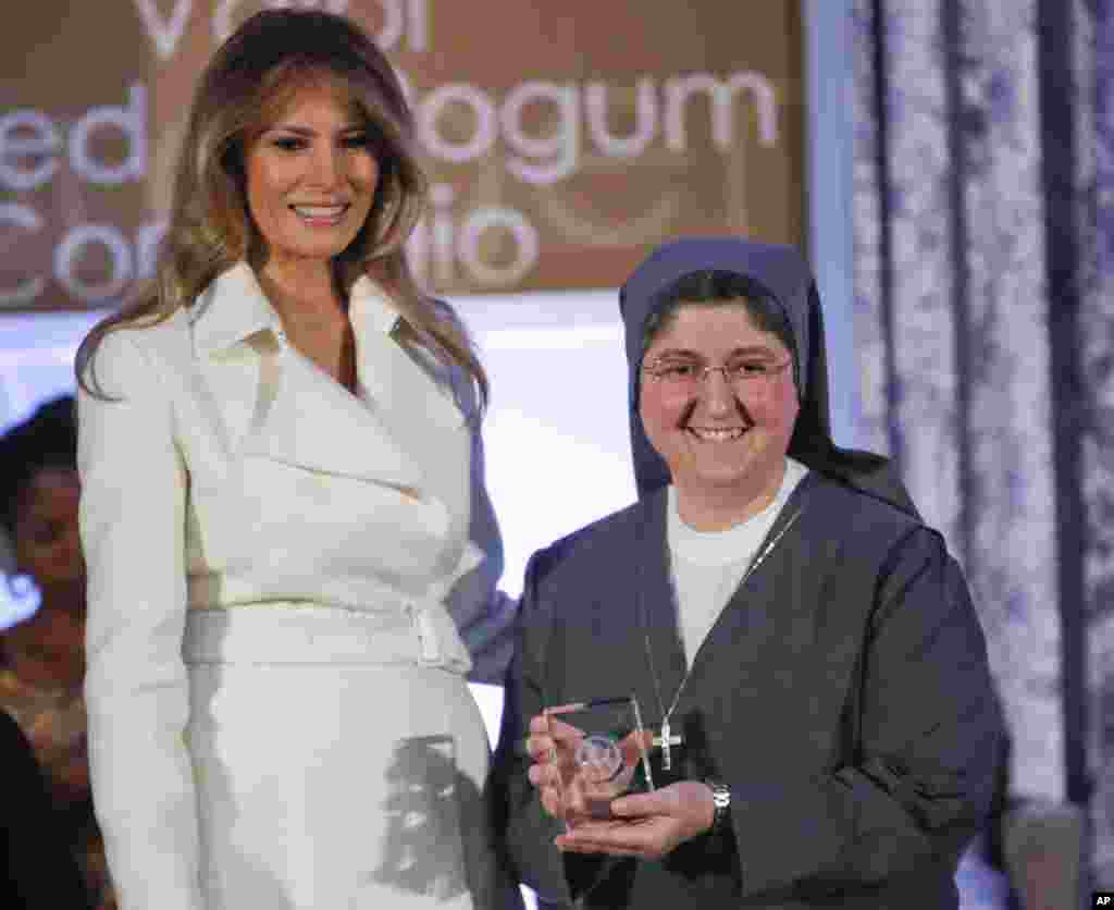 Первая леди США Мелания Трамп приняла участие в церемонии вручения 12 женщинам награды &laquo;За отвагу&raquo;. 30 марта 2017 года